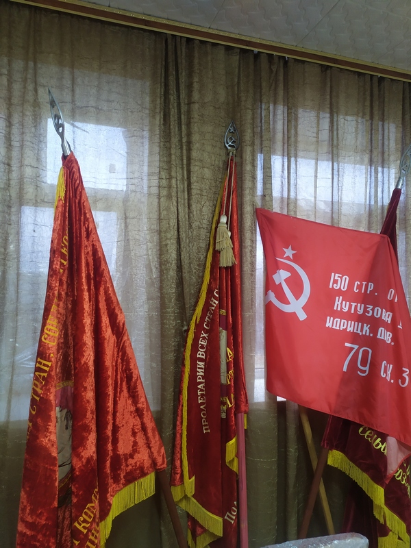 Знамена  колхоза имени Ленина и копия Боевого Красного Знамени